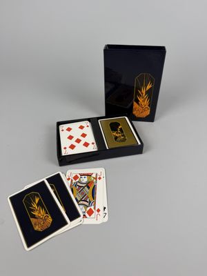 un jeu de quatre cartes à jouer et une boîte de cartes à jouer