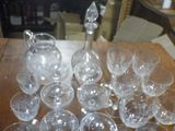 un grand nombre de verres à vin vides posés sur une table