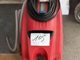 une photo d'un aspirateur rouge dans un garage