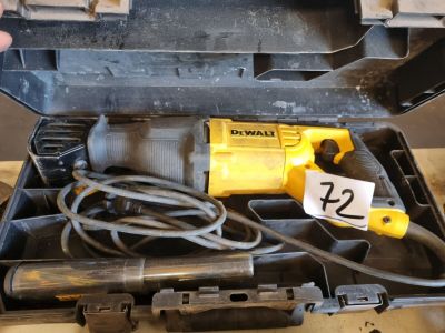 une perceuse jaune dans un coffret noir sur lequel figure un numéro