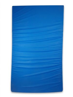 une feuille de plastique bleue sur fond blanc