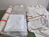 de nombreux rouleaux de tissu posés les uns à côté des autres sur le sol