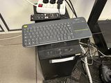 un clavier et une souris posés sur une table