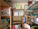 une pièce remplie d'une multitude de cartons