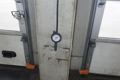 une horloge accrochée au mur