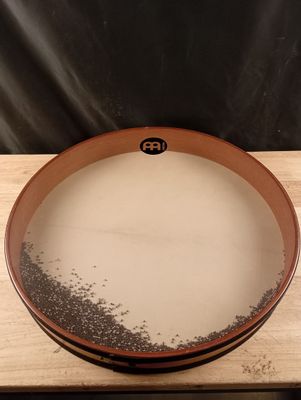un bol d'eau posé sur une table en bois