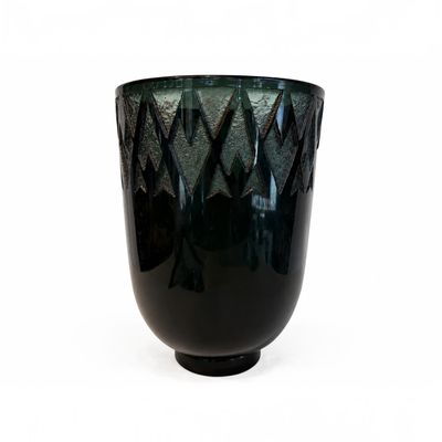 une image d'un vase noir sur fond blanc