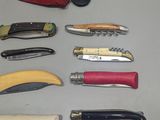 a lot of different types of knives on the table