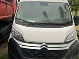 une camionnette blanche garée à côté d'un camion rouge