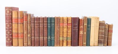 un grand nombre de vieux livres empilés les uns sur les autres