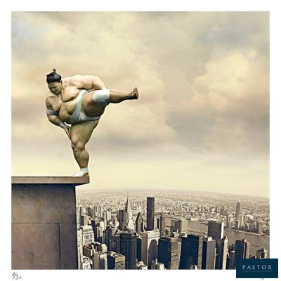 un lutteur de sumo debout sur un rebord au cœur de la ville