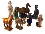 de nombreuses figurines d'animaux alignées les unes à côté des autres