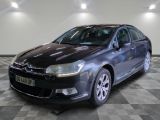 la photo d'une voiture garée dans un garage