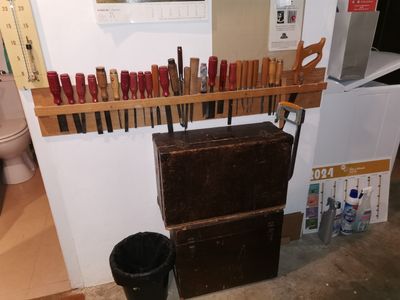 une étagère en bois sur laquelle sont posés tout un tas d'outils