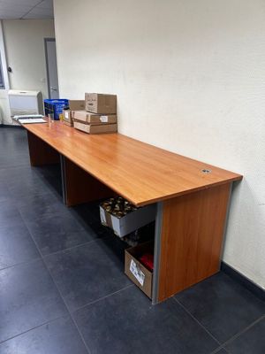 une table en bois sur laquelle sont posées des boîtes, dans une pièce