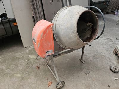 une bétonnière qui se trouve dans un garage