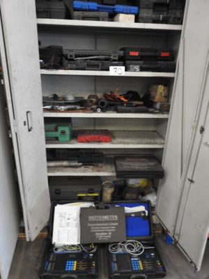 une armoire contenant tout un tas d'appareils électroniques