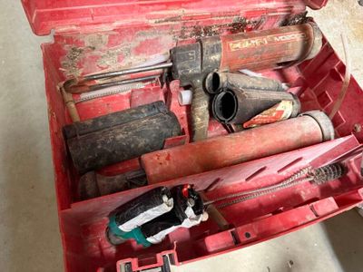 une boîte à outils rouge avec des outils sur le sol