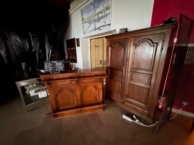 un grand meuble en bois au milieu d'une pièce