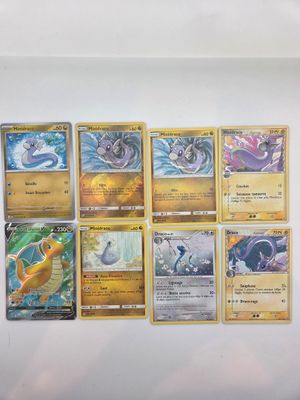 un gros plan sur une pile de cartes Pokémon accrochées au mur