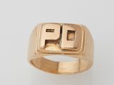 une bague en or 18 carats sur laquelle est gravée la lettre « e »