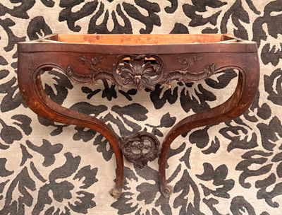 Console en bois ciré sculpté, traverse ajourée, entretoise r…