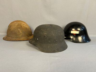 trois casques sont alignés sur une surface blanche