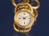 l'image d'une montre-bracelet en or entourée d'une chaîne