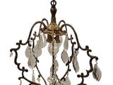 une image d'un lustre suspendu au plafond