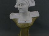 un buste en céramique blanche représentant une femme coiffée d'un turban