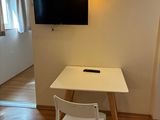 une petite table et une chaise dans un coin de la pièce