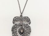 gros plan d'un collier sur une surface blanche