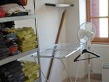 une photo d'une pièce où l'on voit des vêtements suspendus à un portant