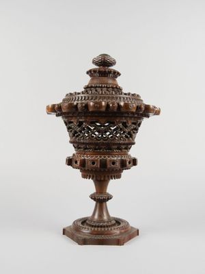 une photo d'un vase en bois posé sur une table