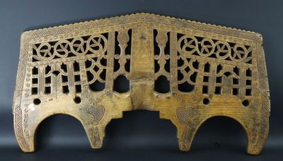 Joug en bois sculpté et ajouré orné de motifs feuillagés et …