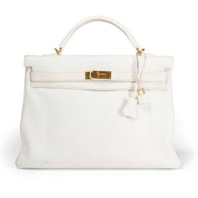 un sac à main en cuir blanc avec des finitions dorées sur fond blanc