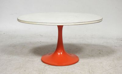 une image représentant une table blanche et orange avec un piètement rouge