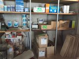 une pièce avec beaucoup de boîtes et de cartons sur les étagères