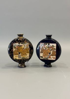 deux petits vases posés côte à côte sur une surface blanche