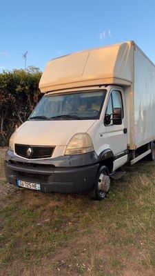 un camion blanc garé dans l'herbe