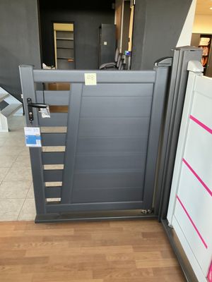 une porte ouverte dans une pièce avec un parquet