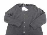 cardigan gris sur un cintre, sur fond blanc, avec une étiquette blanche