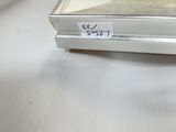 une photo d'une photo posée sur une table, avec une étiquette de prix dessus
