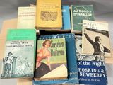 plusieurs livres sont empilés sur une table