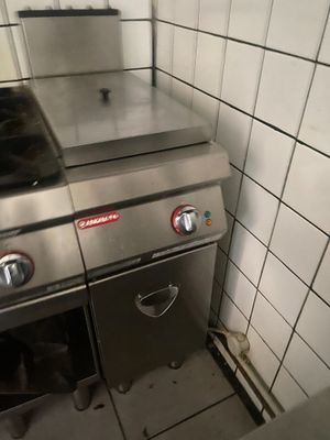 une cuisinière et un four dans un coin de la cuisine