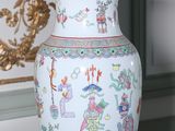 un vase posé sur une table devant un mur