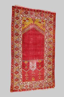 un tapis rouge et jaune orné d'un motif rouge et jaune