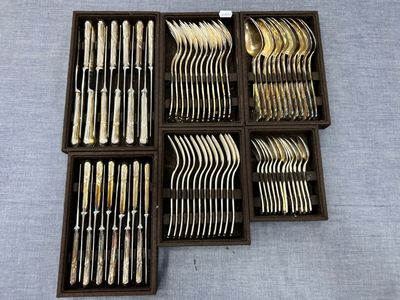 de nombreuses fourchettes et cuillères dans une boîte en bois