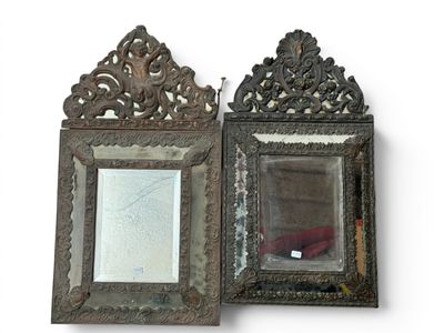 DEUX MIROIRS à parcloses de style hollandais encadrement en …