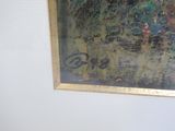 une photo d'un tableau accroché au mur au-dessus des toilettes